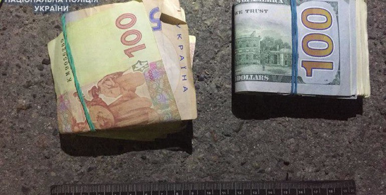 Пістолет, наркотики та понад 160 тисяч гривень виявили поліцейські у рівнянина